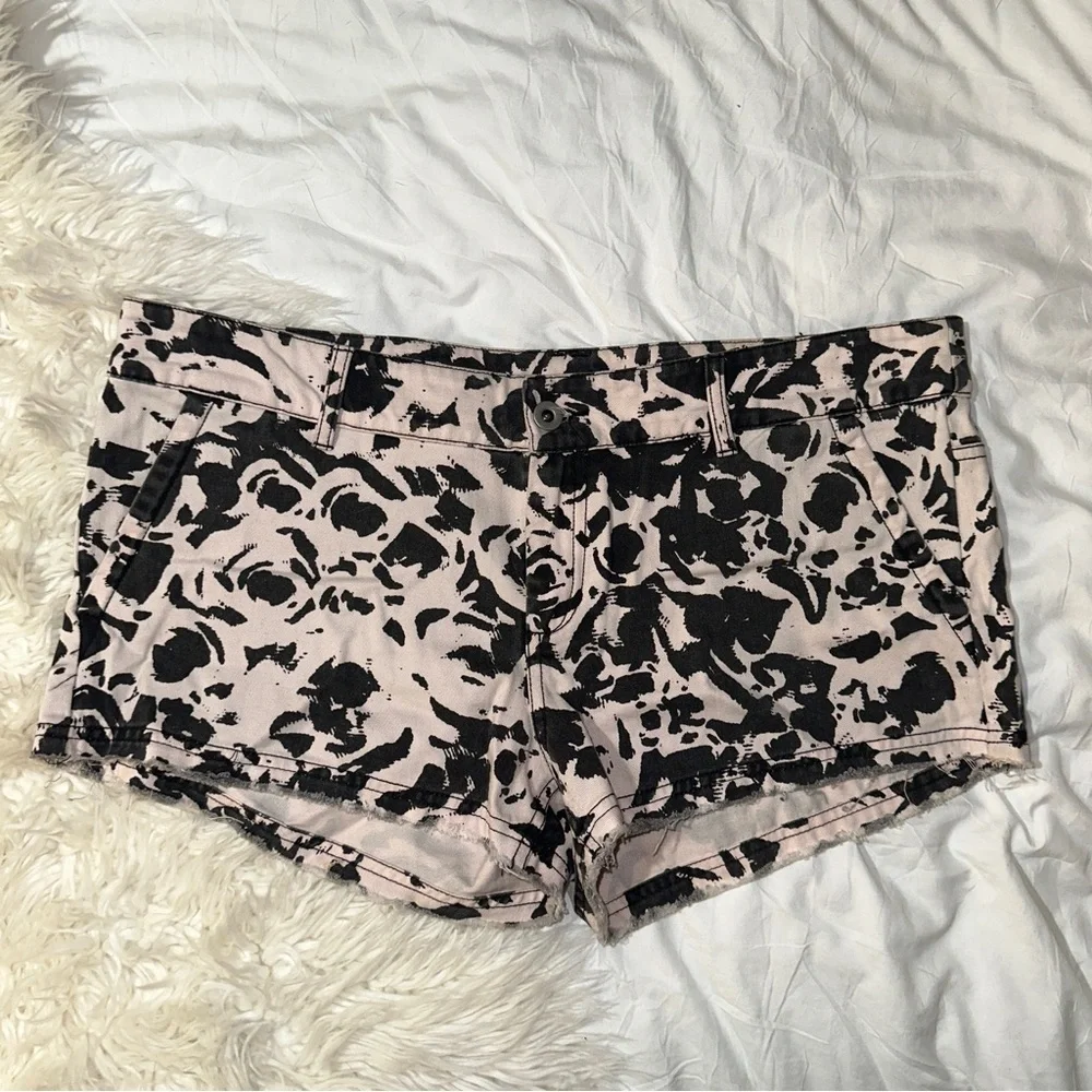 DC Shoes | Y2K Abstract Floral Rose Print Denim Mini Shorts Pink Black Size 29